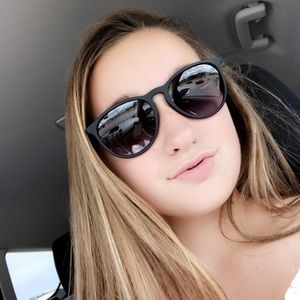 Meet your Posher, Hallie